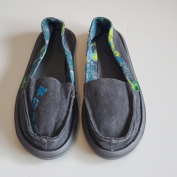 Sanuk - Picture 1 of 5